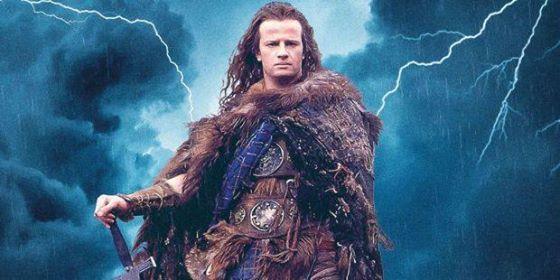 Schottischer Highlander Krieger in Fellumhang mit Schwert steht vor dunklen Sturmwolken und Blitzen.